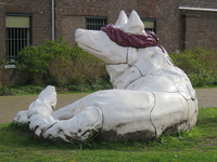 840606 Afbeelding van het keramieken beeldhouwwerk 'De Wolvin en de eik' van Suzanne Willems uit 2001, op het ...
